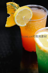 黑底双色气泡饮创意构图，柠檬橙片迷迭香装饰
