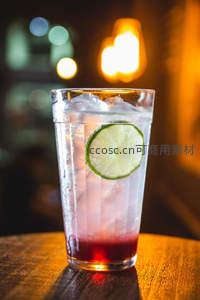 青柠薄片浮于冰镇苏打水中，暖光夜景映衬杯壁水珠与渐变红底