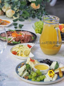精致冷餐拼盘：奶酪、葡萄、火腿与鲜榨橙汁宴席摆台