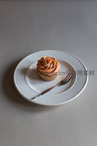 玫瑰造型纸杯蛋糕置于白瓷盘，搭配银叉，极简高级甜点摄影