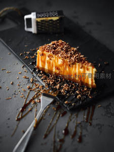 焦糖芝士蛋糕切片配巧克力卷，黑石板创意摆盘