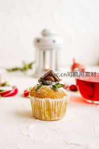 糖霜纸杯蛋糕顶饰巧克力与迷迭香，红饮灯笼映衬节日氛围