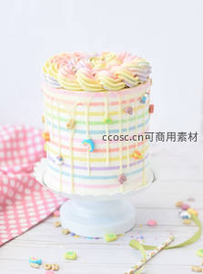 彩虹条纹 drip cake 装饰幸运符麦圈，柔光白背景搭配格纹布与彩带