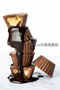 巧克力花生酱杯堆叠倾泻，浓稠可可酱流淌如瀑布般诱人