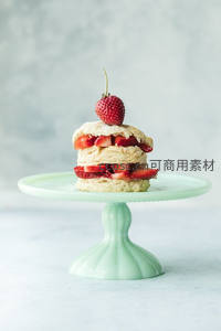 草莓司康三明治塔，夹层鲜果饱满，顶饰完整草莓与糖霜