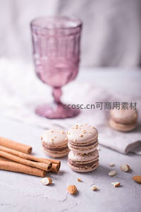 肉桂杏仁马卡龙静物摄影，淡紫玻璃杯点缀柔和光影