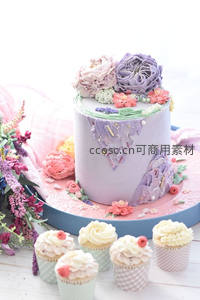 梦幻紫罗兰裱花蛋糕与纸杯蛋糕组合，鲜花环绕春日甜点