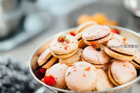 银碗中盛放的玫瑰花瓣马卡龙，淡粉外壳夹心饱满