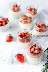 草莓意式奶冻杯：透明小罐盛装乳白布丁与鲜切草莓层叠摆拍