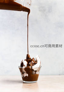 浓郁巧克力酱淋在椰子碎冰淇淋上，丝滑流淌瞬间定格