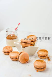 焦糖马卡龙与肉桂奶昔静物，白色背景凸显法式甜点优雅质感
