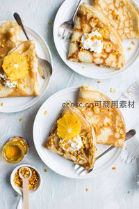 法式橙香可丽饼摆盘，搭配蜂蜜与橙片装饰