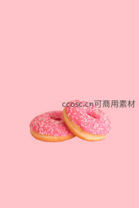 粉霜甜甜圈双拼特写，柔和背景凸显甜蜜质感与糖珠细节
