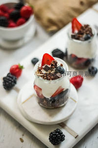 玻璃杯分层酸奶水果 parfait，搭配格兰诺拉与黑莓草莓