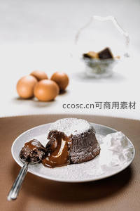熔岩巧克力蛋糕切开流心瞬间，配鲜奶油与鸡蛋原料，经典法式甜点特写