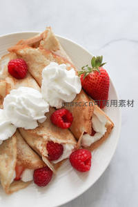 金黄可丽饼卷配鲜奶油与草莓覆盆子，摆盘精致诱人