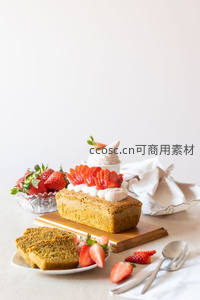 草莓磅蛋糕切片摆盘，配新鲜草莓与鲜奶油，简约优雅