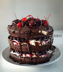 三层黑森林蛋糕淋面特写，鲜樱桃与巧克力酱流淌