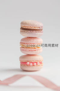 三枚马卡龙垂直叠放创意构图，粉白棕夹心层次分明清新雅致