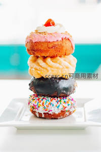 四层甜甜圈塔：彩虹糖珠、巧克力釉、奶油与樱桃顶饰