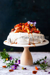 焦糖桃子蛋白酥皮派，紫罗兰花瓣点缀深蓝背景