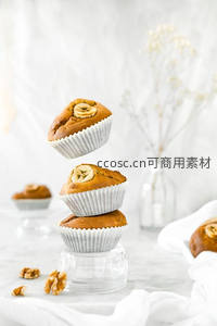 悬浮香蕉核桃玛芬蛋糕创意堆叠，极简白调摄影