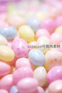 柔和光线下彩色糖豆微距特写，粉蓝黄渐变蛋形糖果堆叠