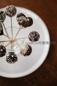 心形与球形巧克力棒棒糖，彩色糖珠点缀，精致甜品摆盘