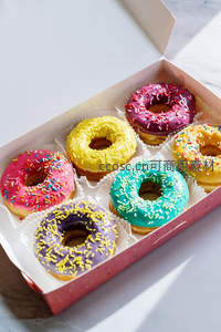 六色糖霜甜甜圈礼盒，彩虹 sprinkles 装饰，清新甜点摄影
