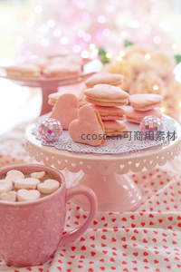 粉色心形马卡龙与热可可甜蜜下午茶场景