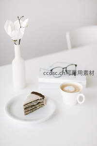简约白桌上的咖啡、蛋糕与玉兰花静物组合，清新文艺风