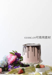 粉色淋面蛋糕配巧克力滴落与鲜花装饰，清新雅致
