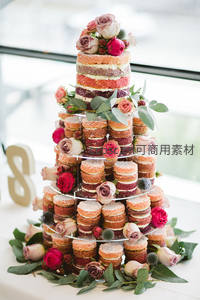 多层迷你蛋糕塔配鲜花绿叶，色彩缤纷婚礼甜点展示