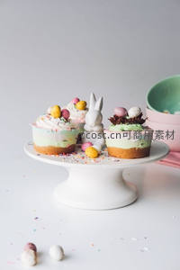 复活节主题迷你分层蛋糕配彩蛋与陶瓷兔摆件，洒满彩色糖珠的童趣甜点
