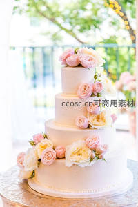 四层白色婚礼蛋糕配粉白玫瑰，户外柔光下浪漫典雅