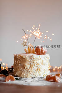 白巧克力碎屑蛋糕配橘子与烟花棒，节日庆祝创意甜品