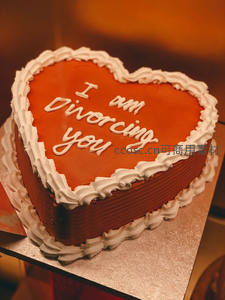 心形橙色蛋糕写‘I am Divorcing you’，白色花边裱花讽刺幽默