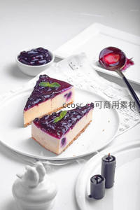 蓝莓芝士蛋糕切片摆盘艺术，乐谱纸与烛光营造浪漫下午茶氛围