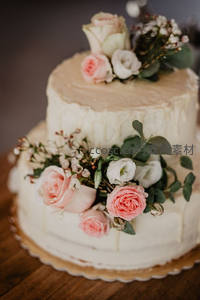双层奶油蛋糕饰以粉白玫瑰与尤加利叶，优雅浪漫婚礼甜点