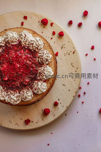 俯拍覆盆子芝士蛋糕配奶油花边与巧克力碎，木盘散落浆果点缀