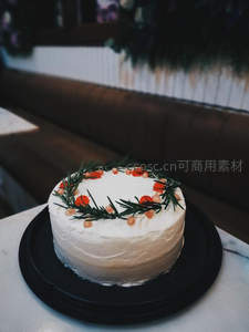 迷迭香石榴籽装饰的裸蛋糕，咖啡馆氛围温馨自然
