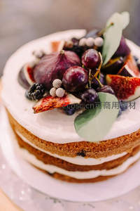 无花果葡萄蓝莓装饰的裸蛋糕，清新自然甜品特写