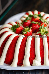 红丝绒 Bundt 蛋糕淋白霜配鲜草莓，经典节日甜点特写