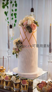 双层艺术婚礼蛋糕，大理石底座配金线玫瑰花饰优雅摆台