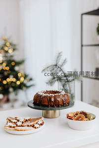 圣诞主题甜点台：巧克力淋面 Bundt 蛋糕配姜饼与干果，松枝点缀