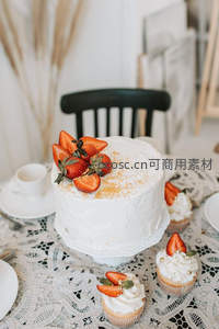 白霜草莓蛋糕配纸杯甜点，蕾丝桌布优雅下午茶