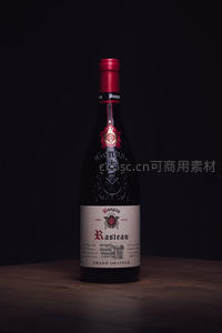 暗调光影下勃艮第红酒瓶特写，Rasteau Grand Orateur酒标精致典雅