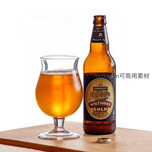 阿克尔金啤瓶与郁金香杯静物组合，纯白背景突出酒液通透质感