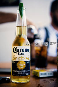 科罗娜啤酒瓶特写，青柠点缀，木质桌面微距摄影