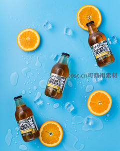 姜汁啤酒平铺构图，橙片冰块点缀蓝色背景清新活力